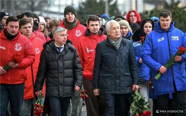 Молодая гвардия почтилa память погибших журналистов цветами у мемориала