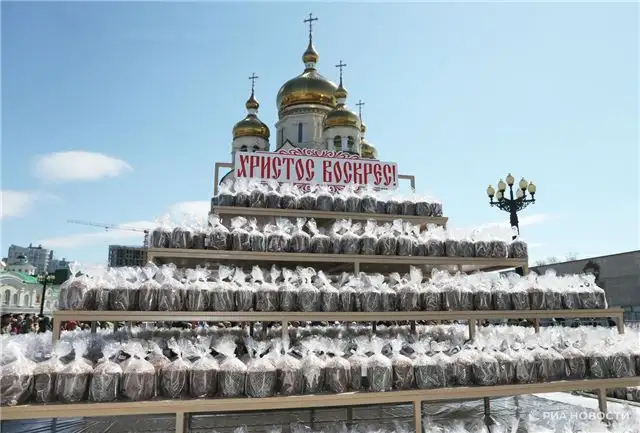 Благодатный огонь из Иерусалима привезли в Донецк на Пасху